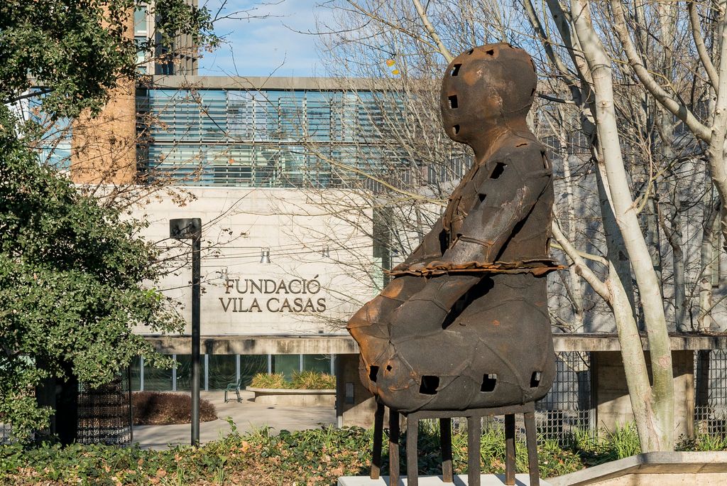 Un dels ‘Guardians’ davant de la seu de la Fundació Vila Casas