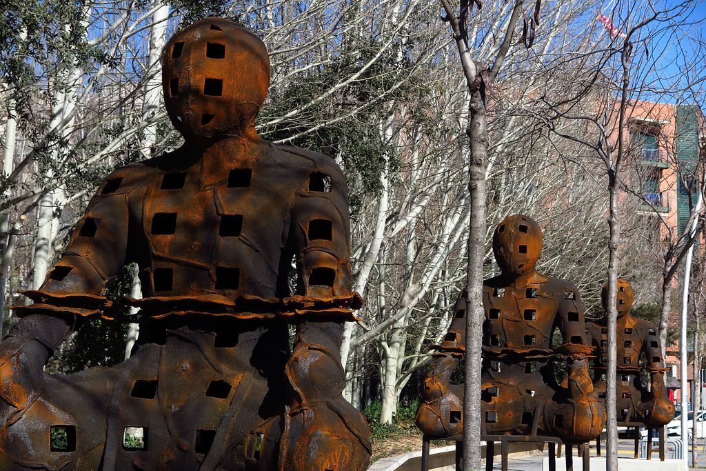 Superilla del Poblenou. Guardians (escultura) al carrer de Sancho de Ávila