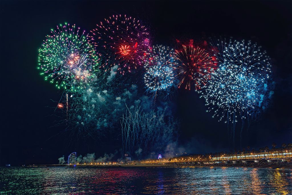 Focs artificials a la platja de la Barceloneta durant el XXIV Festival Pirotècnic Internacional