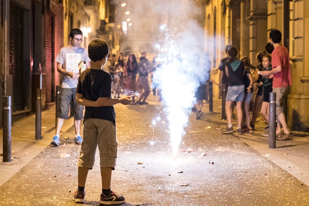 Nens jugant amb petards pels carrers