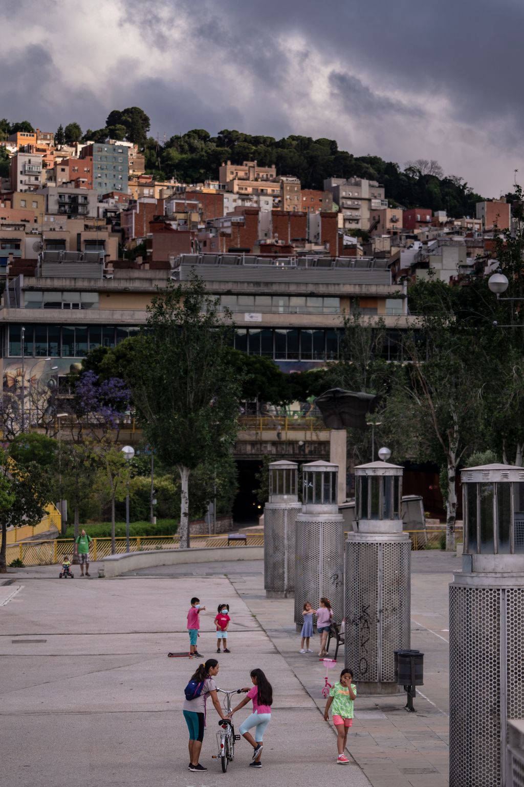 Grup de nens jugant a la rambla del Carmel
