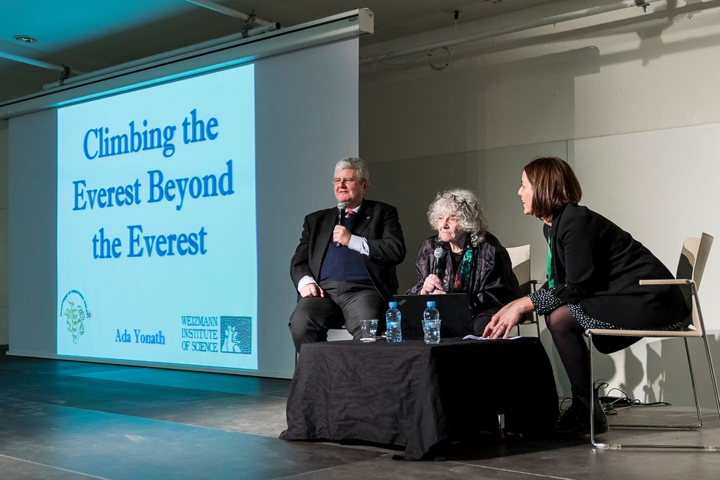 Moment de la taula amb Ada E. Yonath