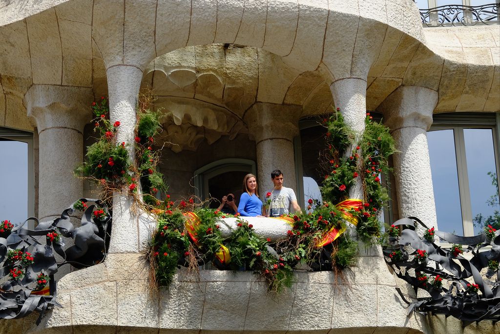 Diada de Sant Jordi. Casa Milà