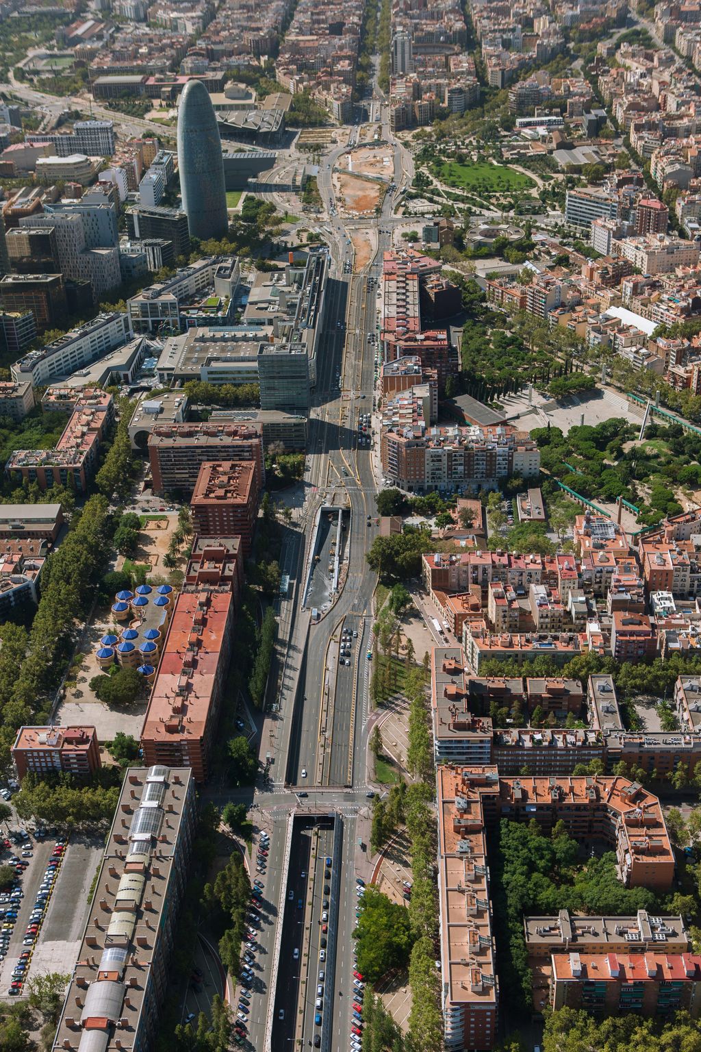 Setembre 2021. Vista aèria de les obres de soterrament del túnel de la gran via de les Corts Catalanes a la plaça de les Glòries Catalanes des del cantó Besòs a Llobregat
