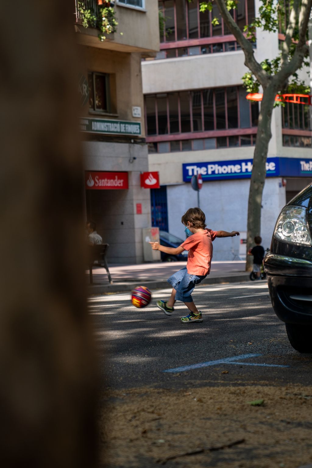 Un nen juga a pilota al mig del passeig de Fabra i Puig, tallat als vehicles el cap de setmana atès que forma part de la xarxa d'itineraris segurs