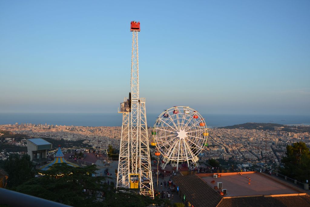 Vista panoràmica de Barcelona des del Parc d'Atraccions del Tibidabo amb la Talaia i el Giradabo en primer terme
