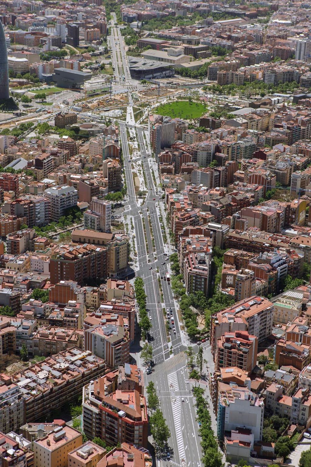 Maig 2019. Fotografia aèria de l’avinguda Meridiana en el tram comprès entre el carrer de Mallorca (part inferior de la imatge) fins més enllà de la cruïlla del carrer de la Marina. Es pot veure la plaça de les Glòries Catalanes amb la Gran Clariana, el Museu del Disseny, el Teatre Nacional de Catalunya i l’edifici nou de l’Arxiu de la Corona d’Aragó