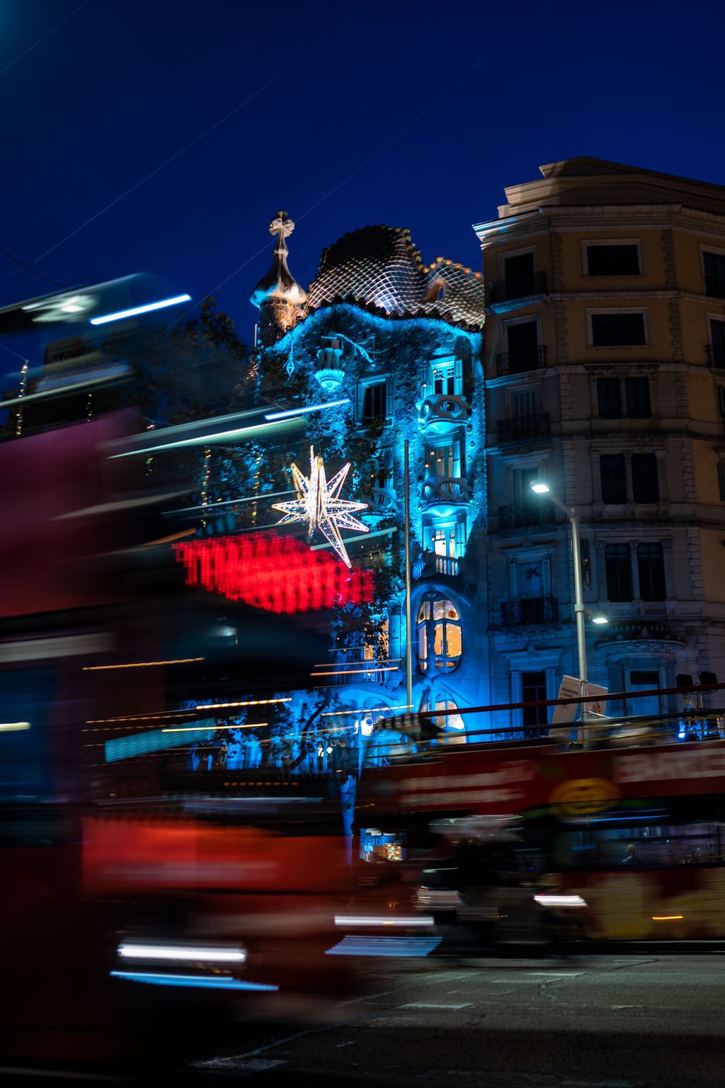 Cotxes passant per davant de la Casa Batlló que està il·luminada amb motiu de Nadal