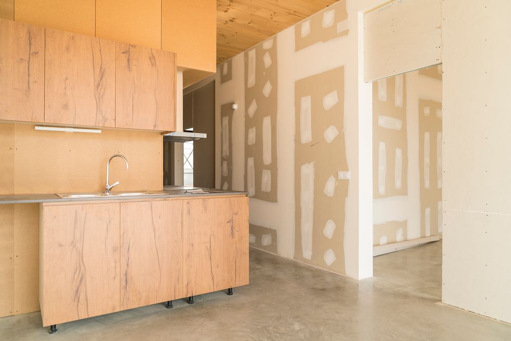 Vista d'una cuina i una habitació d'un dels habitatges del primer edifici de cohabitatges construït a Barcelona