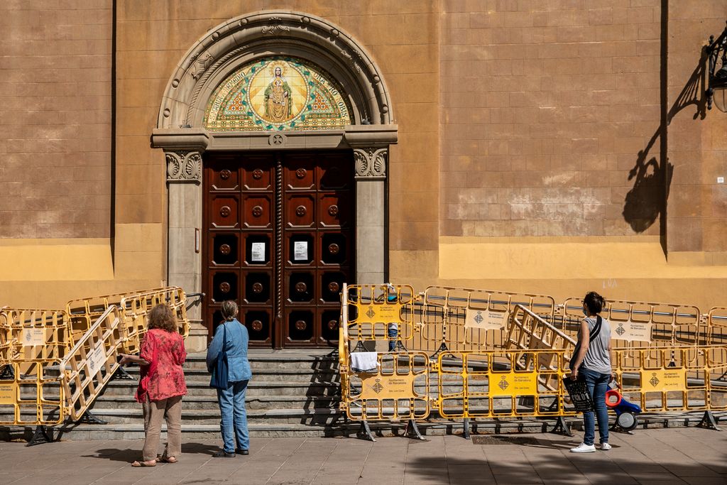 Església de Santa Maria del Remei a la plaça de la Concòrdia amb les escales cobertes de tanques. Unes dones miren cap a l'entrada i un nen juga a la rampa