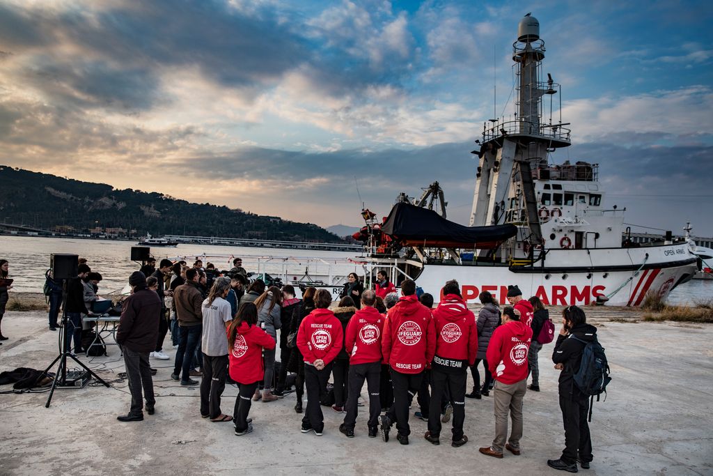 Tripulants de l'Open Arms al moll on està atracat el vaixell