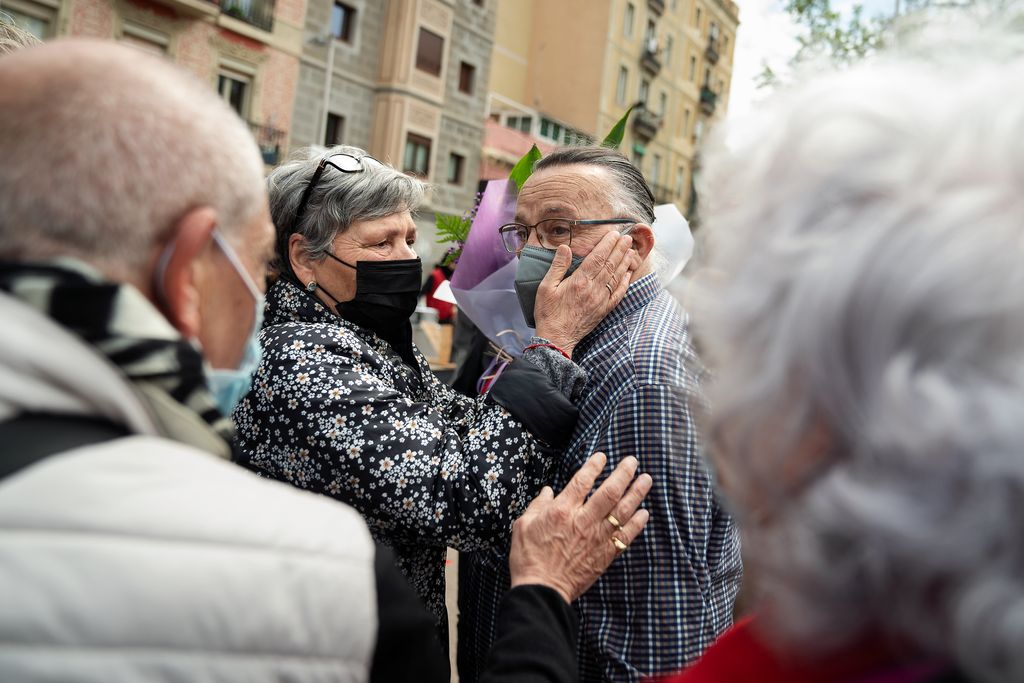 Familiars i amics d’Emília Llorca conversen al final de l’acte en homenatge a l’activista veïnal