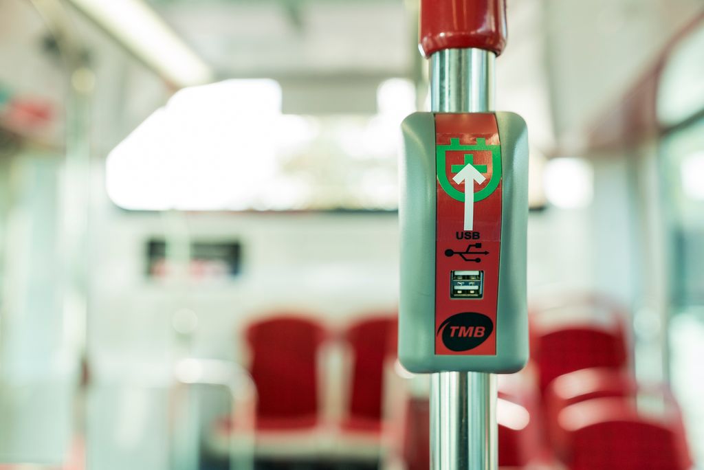 Detall dels ports USB que permeten la càrrega de dispositius electrònics