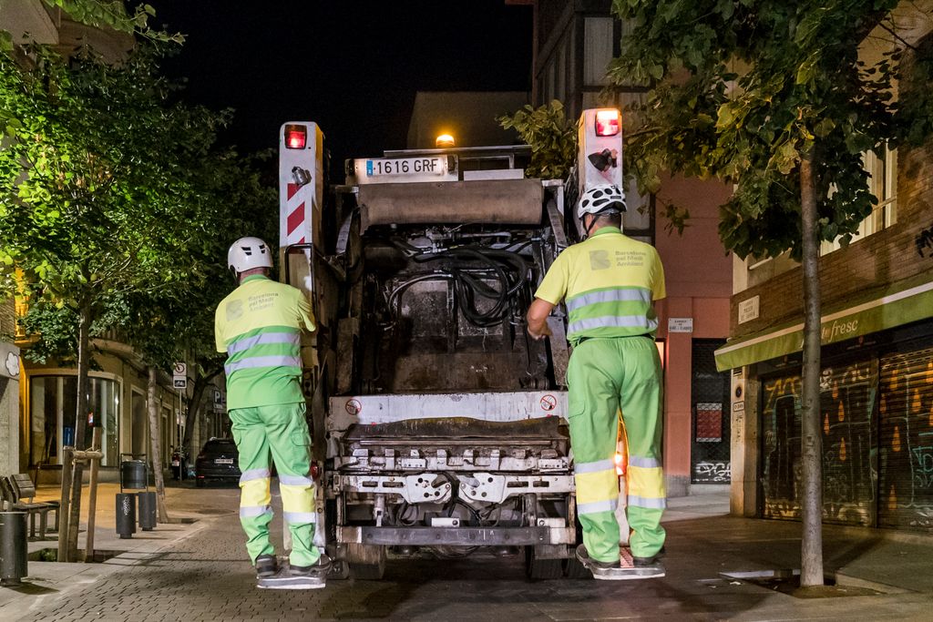 Recollida selectiva porta a porta al barri de Sarrià. Escombriaires pujats a la part posterior del camió de la brossa