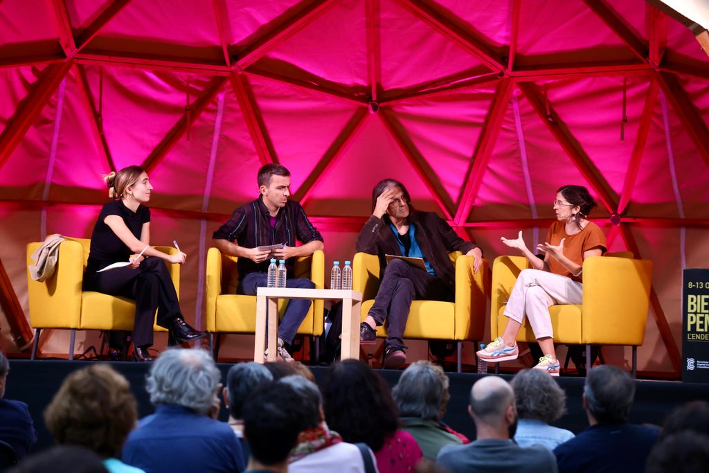 Rita Roig modera la conversa "Tàpies i els ideals de la modernitat", entre David Bestué, Perejaume i Joana Hurtado, durant la Biennal de Pensament 2024