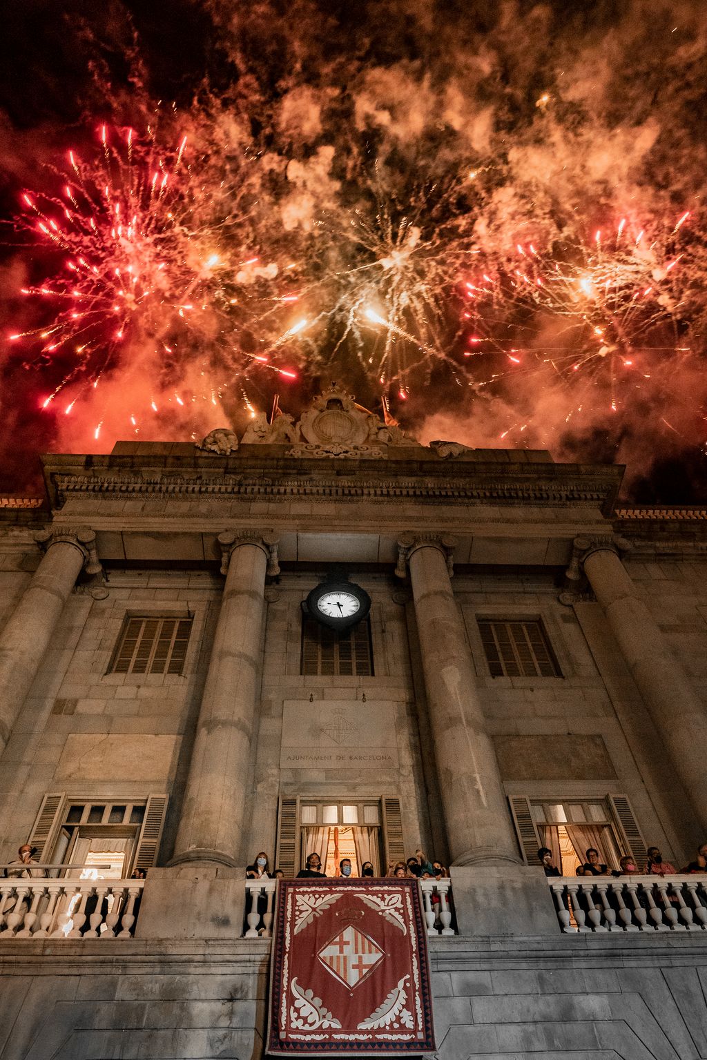 Focs d'artifici a la plaça de Sant Jaume per acabar el toc d'inici de la Mercè 2021