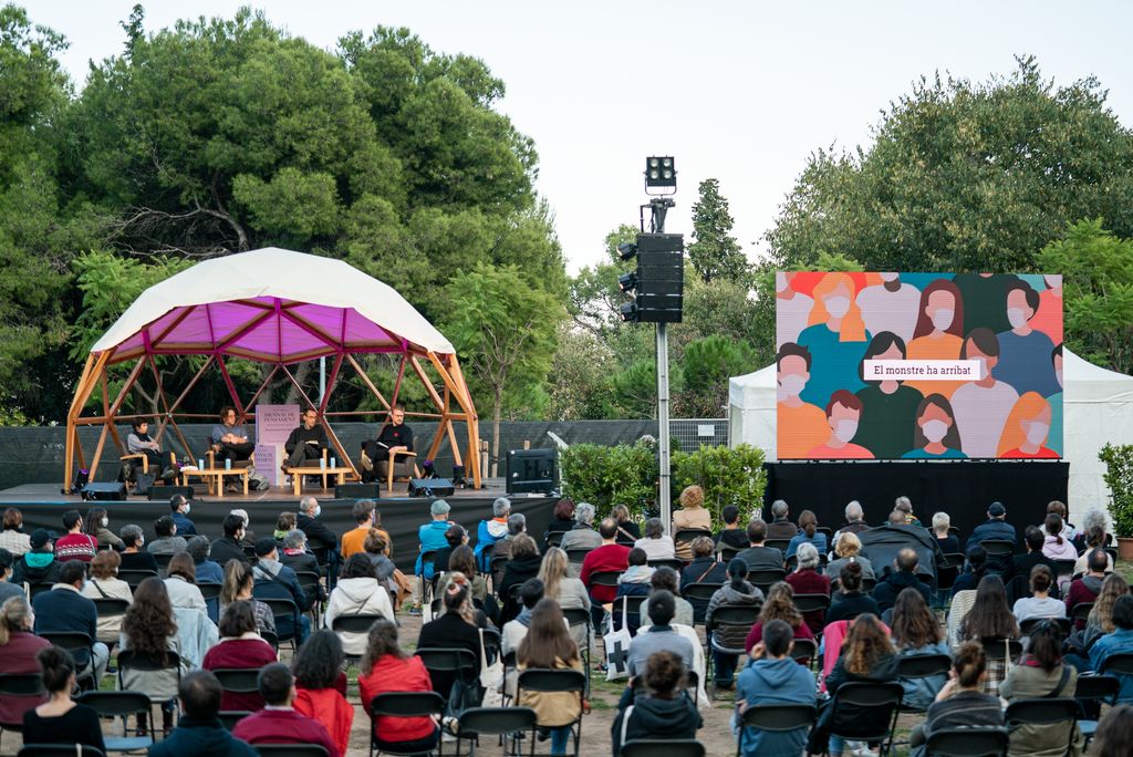Vista dels jardins del Doctor Pla i Armengol durant la taula rodona "L'emergència del futur: Qui representa els qui encara no han nascut?"