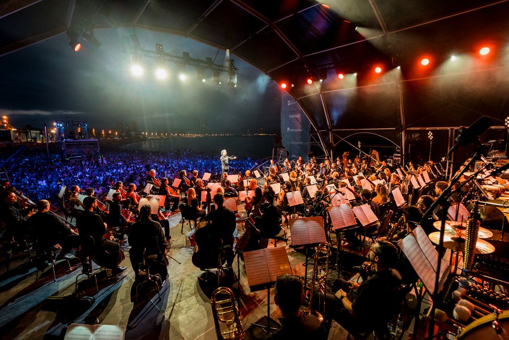 Orquestra del concert de "Clàssica a la platja" dirigit per Gustavo Dudamel en el marc de Regata Cultural