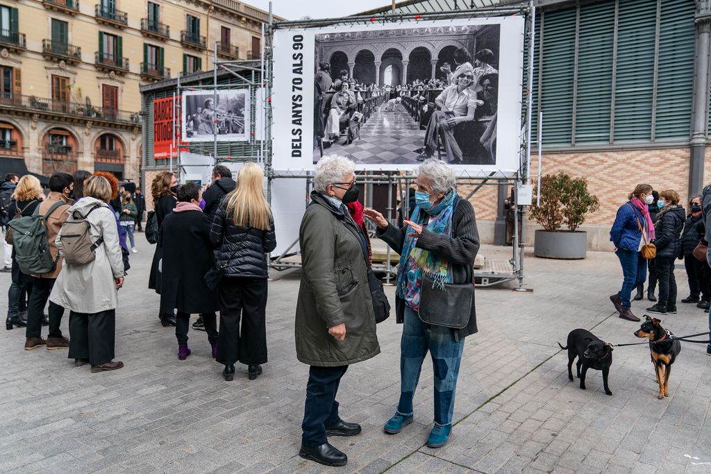 Colita conversa amb Guillermina Puig durant la visita a l'exposició "Barcelona fotògrafes" a l'exterior del CCM El Born