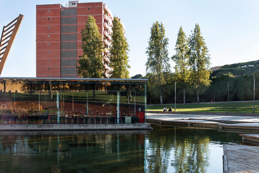 Parc Tecnològic BCN Nord. Llac i cafeteria