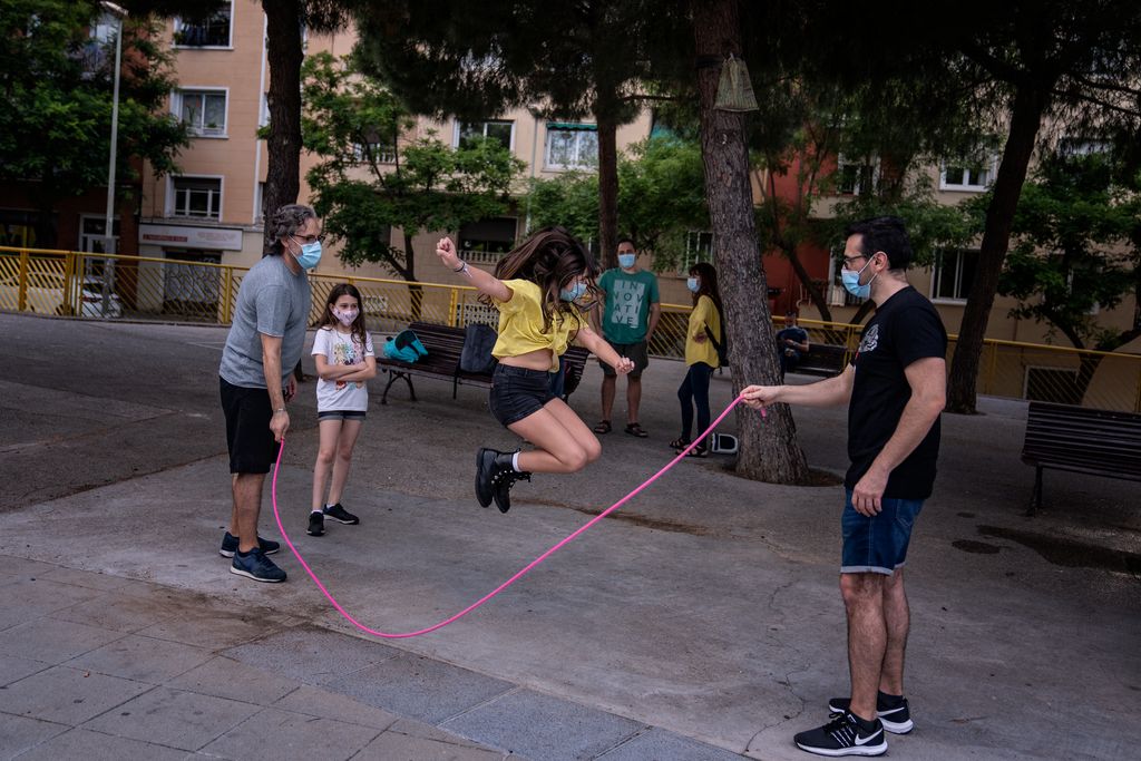 Unes nenes saltant a la corda amb els pares a la rambla del Carmel