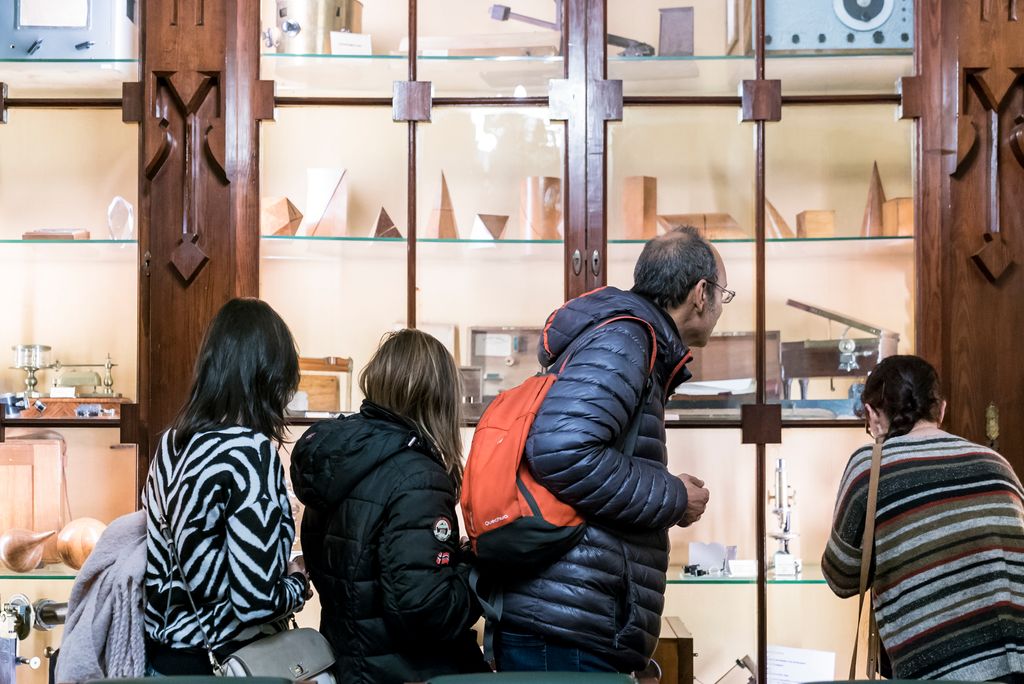 Visitants durant la visita guiada de la Nit de les Acadèmies en una de les sales de la Reial Acadèmia de Ciències i Arts de Barcelona