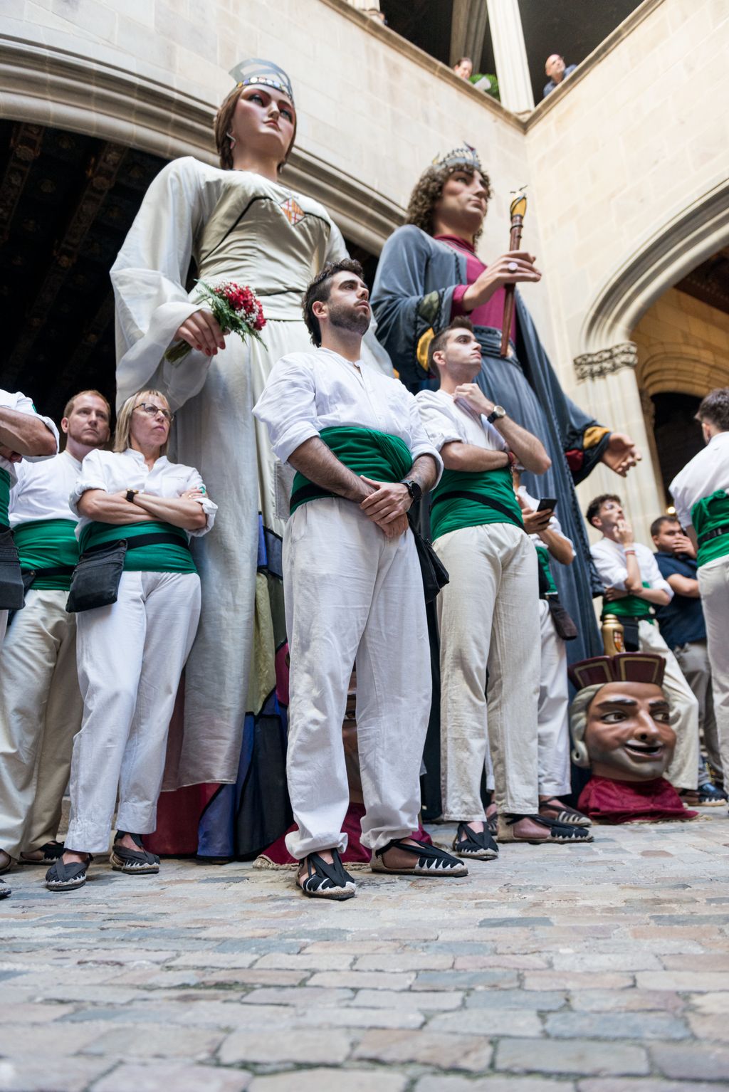 Colla gegantera davant dels Gegants de la Ciutat de Barcelona a la galeria gòtica de l’Ajuntament de Barcelona durant l’acte de bateig dels gegants de Kíiv.