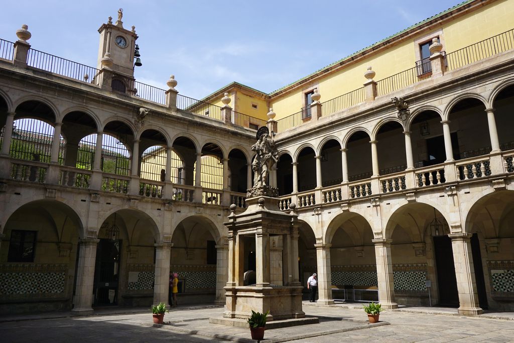 Casa de Convalescència. Pati i estàtua