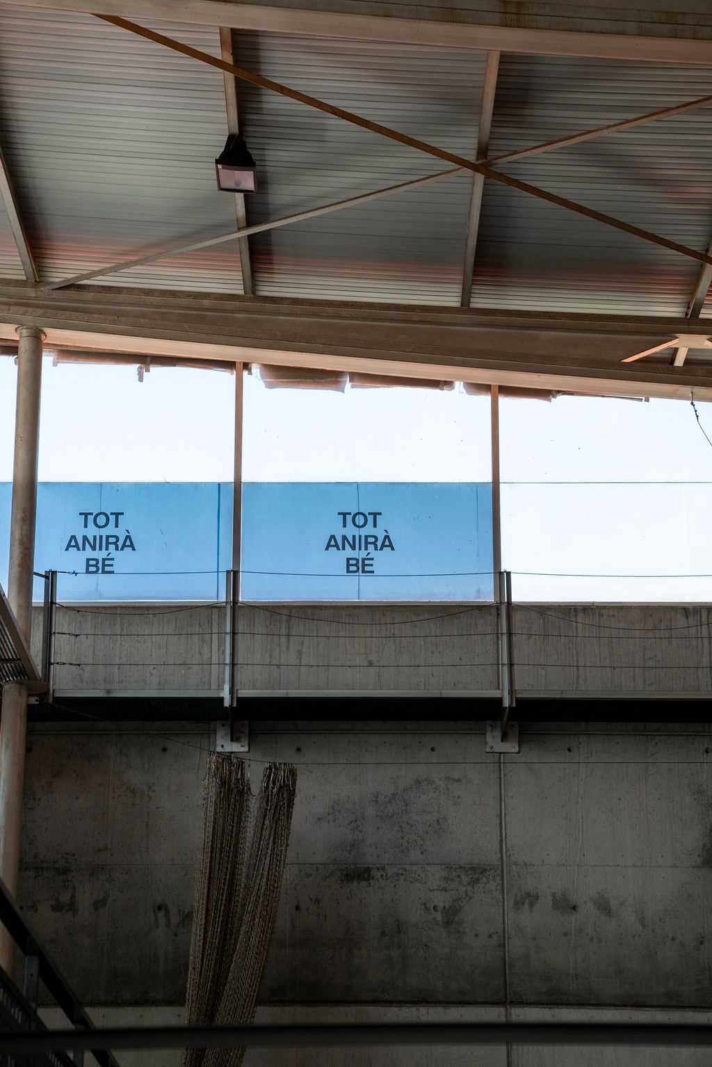 Zona de magatzem parcialment oberta del CEM Guinardó des d'on es veuen uns cartells de "Tot anirà bé"