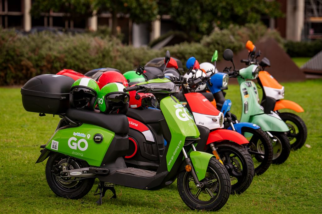 Mostra de les noves motos elèctriques compartides que operaran amb llicències metropolitanes