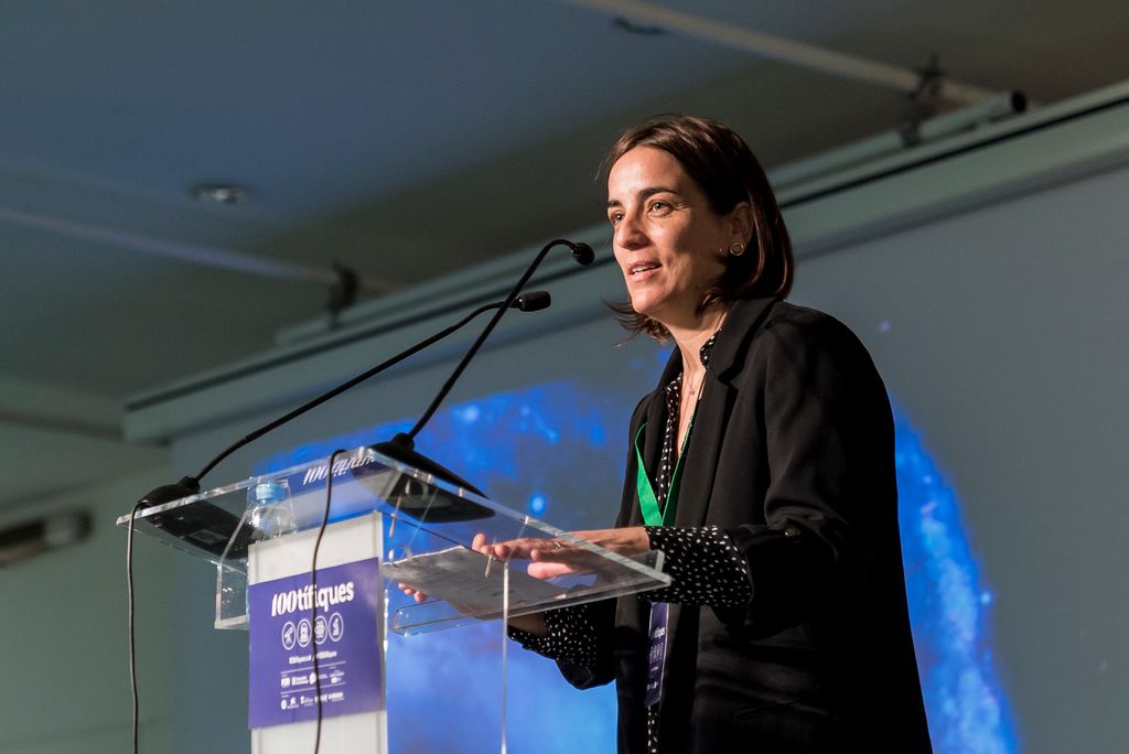 Parlament des del faristol d'una representant de l'organització