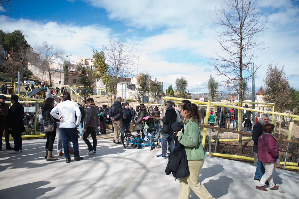 Públic assistent a la inauguració de la plaça de la Font d'en Fargues