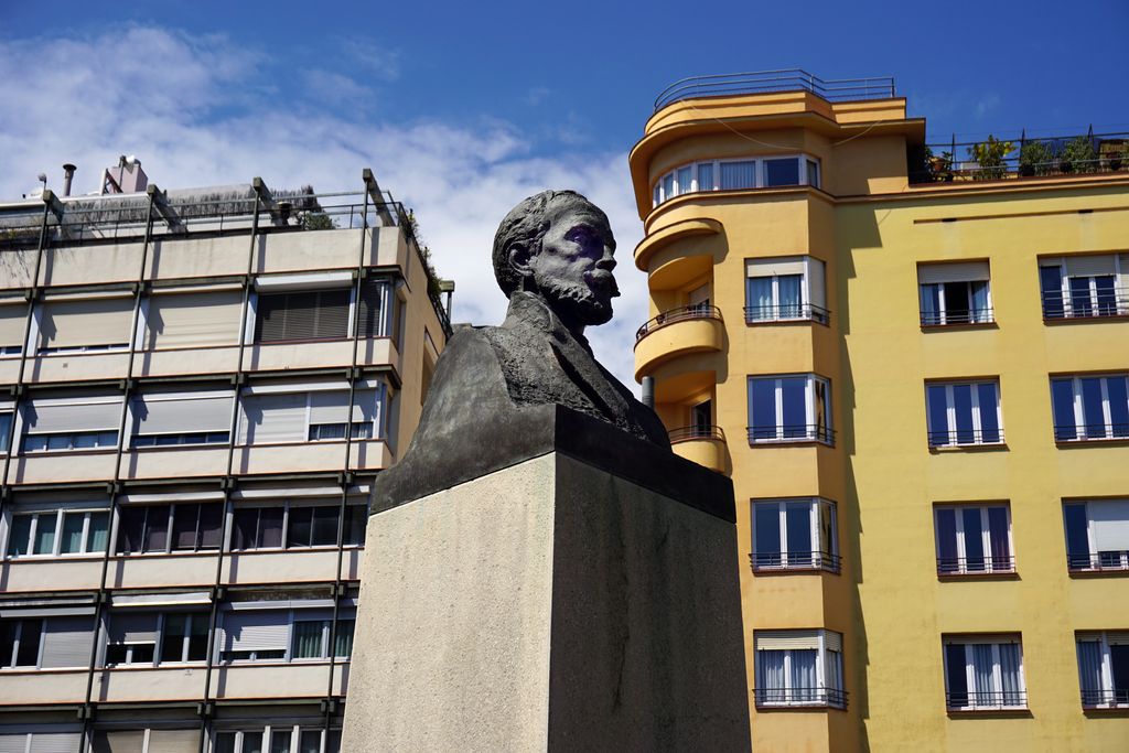 Bust de bronze de Joan Maragall a la plaça de Molina