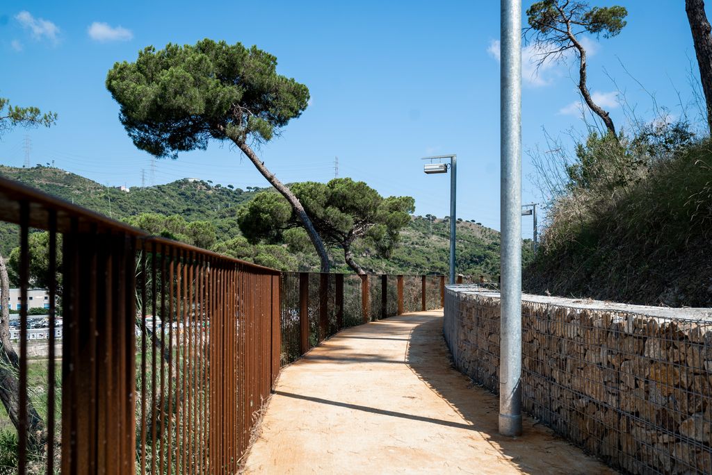 Zona del camí d'Oristà que bordeja la muntanyeta de Sant Joan amb una barana nova instal·lada