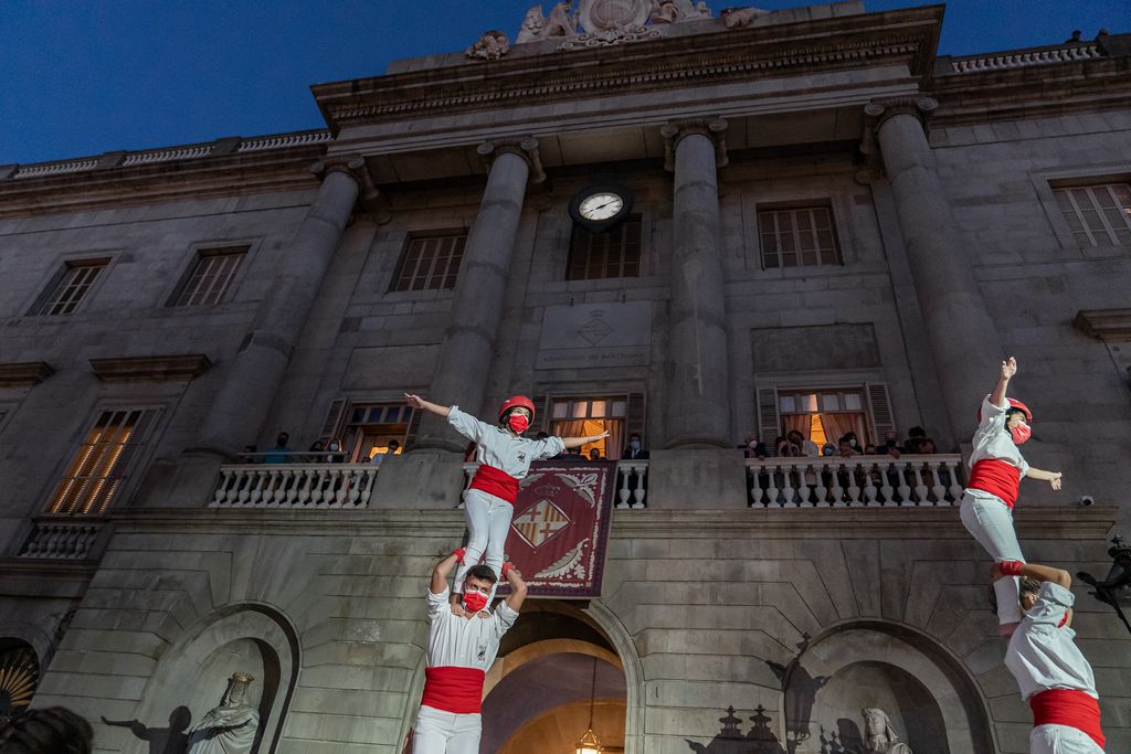 Pilares de los Falcons de Barcelona en la plaza Sant Jaume durante el Toc d'Inici de La Mercè 2021