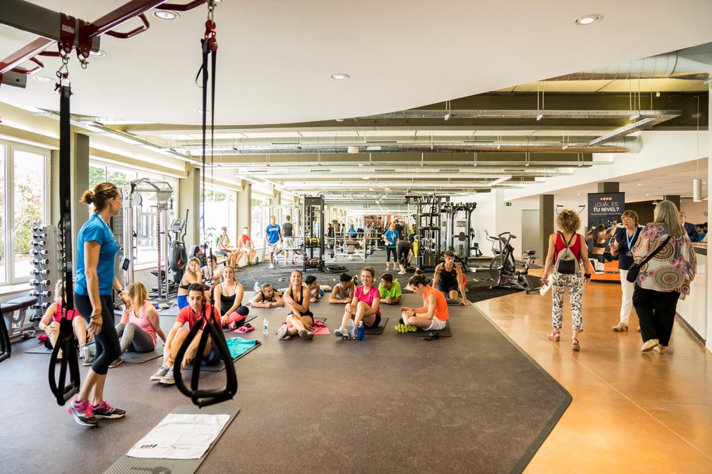 Persones seguint una classe dirigida per un monitor al CEM Can Dragó