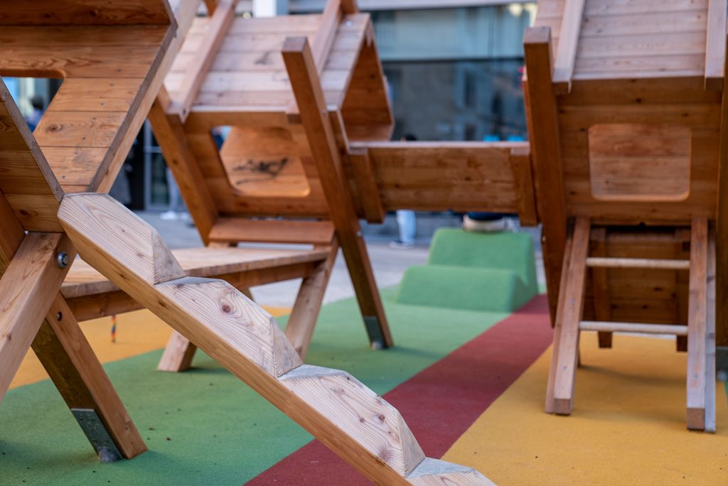 Juegos de madera en el espacio jugable para niños de la plaza de Sant Miquel