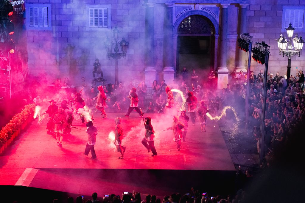 Actuació de representants de les Colles de Diables de Barcelona al toc d'inici de la Mercè 2024