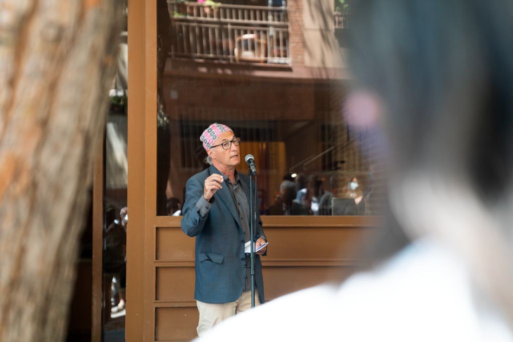 Vicenç Altaió a l’acte de descoberta d’una placa dedicada al poeta i artista plàstic Joan Brossa i a l’activista cultural Pepa Llopis