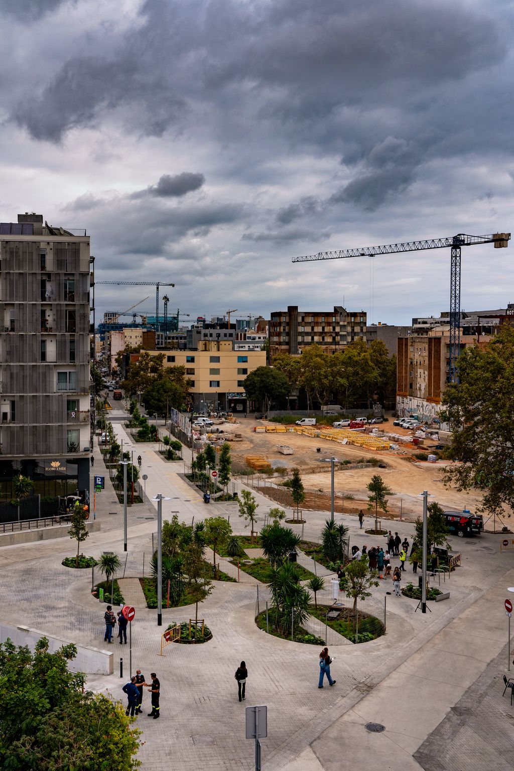 Vista en altura de gente paseando por el nuevo eje verde de las calles de los Almogàvers y Zamora