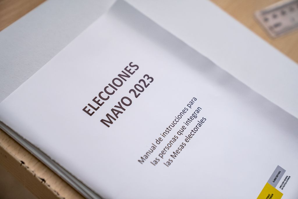 Detall de la portada del manual d’instruccions per a les persones que integren la mesa electoral.