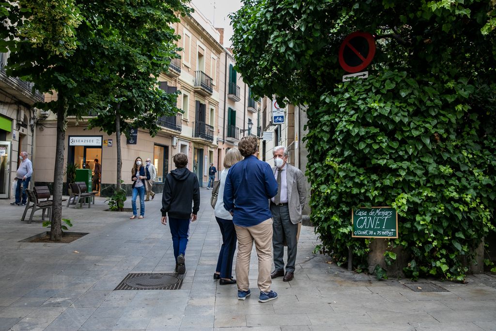 Un grup de gent gran s'atura a conversar al carrer Major de Sarrià
