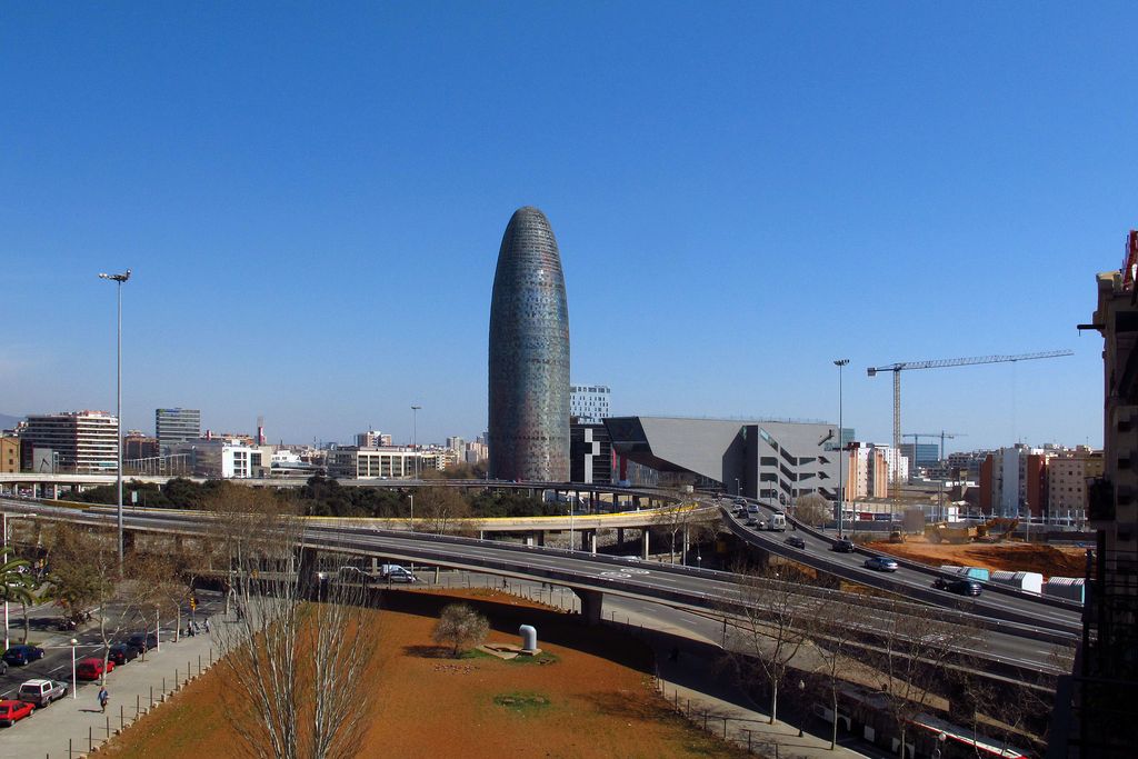Vehicles circulant per la plataforma elevada de la gran via de les Corts Catalanes a l’altura de la plaça de les Glòries amb cotxes entrant des de l’avinguda Diagonal