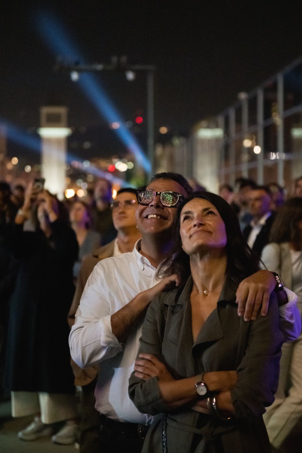 Una parella observa el Piromusical amb motiu de la Mercè 2024