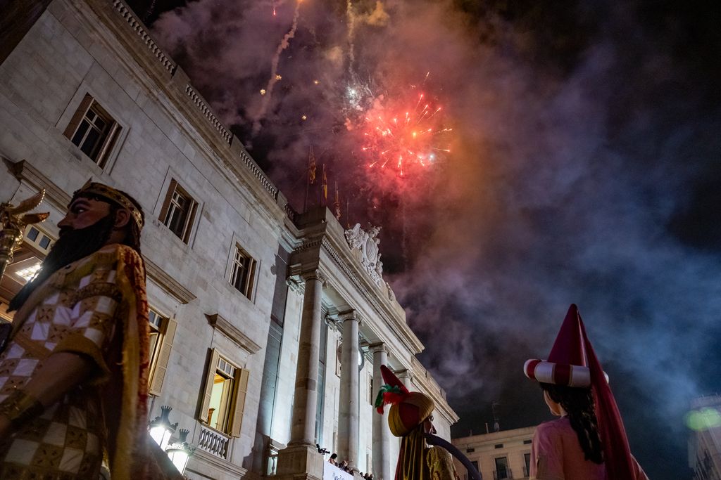 Ball dels Gegants del Pi i dels Gegants de Santa Maria del Mar sota els focs artificials del toc d'inici de la Mercè 2024