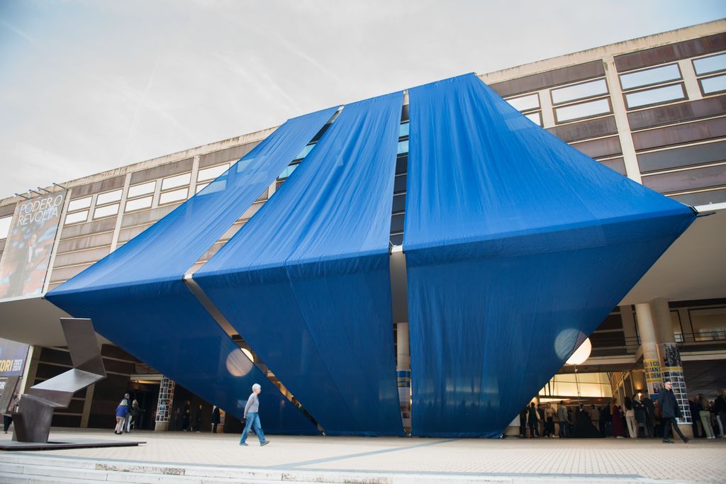 Façana de L'Auditori coberta amb unes teles de color blau que formen part de la intervenció efímera commemorativa del 25è aniversari.