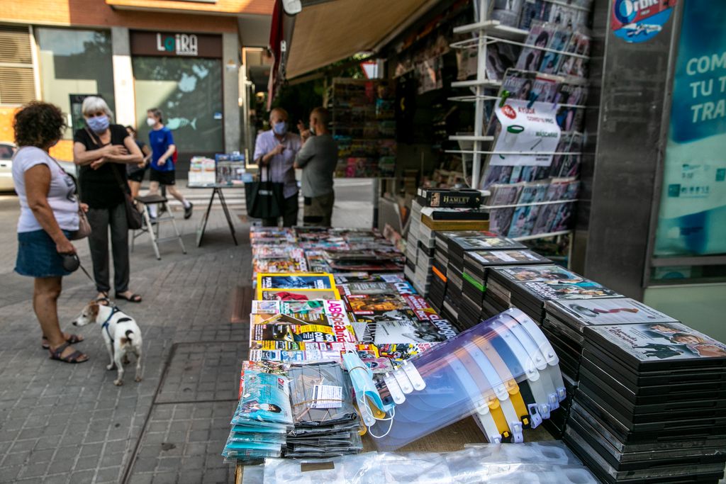 Quiosco del barrio de Les Corts que tiene a la venta mascarillas y pantallas protectoras además de diarios y revistas
