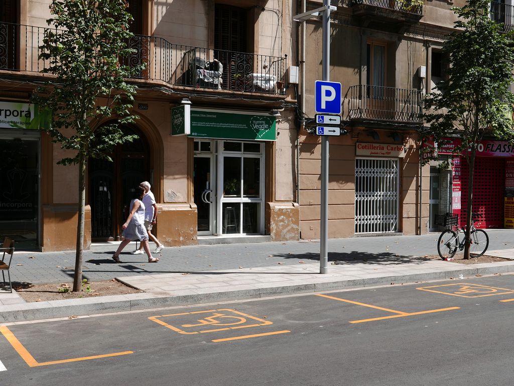Estacionamiento para personas con movilidad reducida en la calle de Pere IV