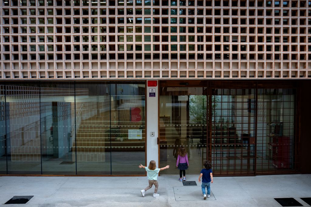 Porta d’entrada del nou centre de Serveis Socials de la Sagrada Família, situat a l’interior d’illa dels jardins de Beatriu de Provença, coneguda com l’illa Myrurgia