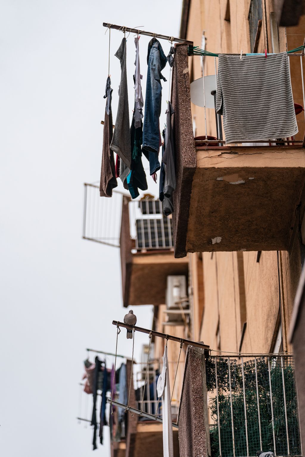 Balcons d’un edifici d’habitatges del barri del Besòs amb la roba estesa a l’exterior